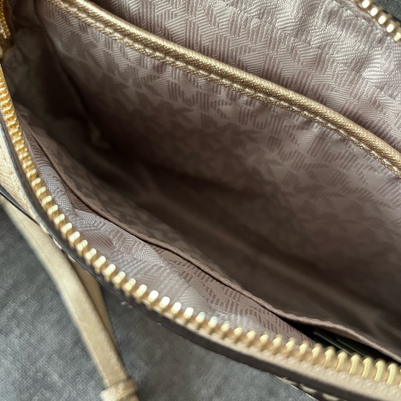 Champagne never looked so good! - Picture 3 of 4